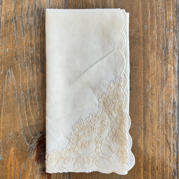 4ct Ivory and Cream Lace Linen Napkin - Picture 4 of 16